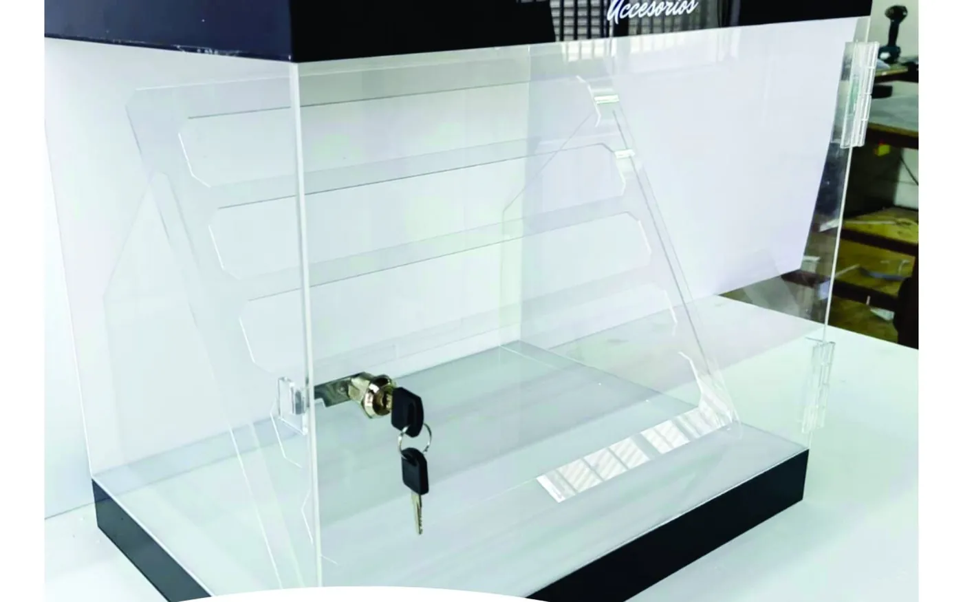 Caja de acrílico transparente con llave fabricada por Acrílicos Tijuana