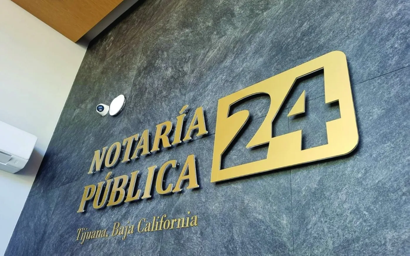 Letras doradas de la Notaría Pública 24 fabricadas e instaladas por Acrílicos Tijuana