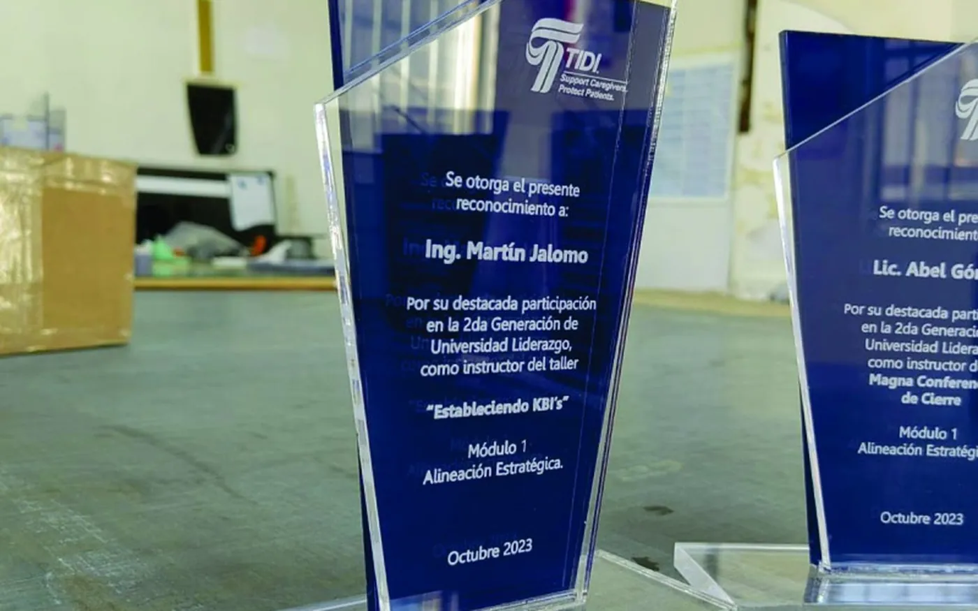 Reconocimientos de acrílico grabados para empresas, fabricados en Tijuana