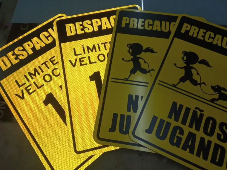 Señales viales de límite de velocidad y niños jugando