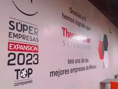 Muro de reconocimientos de certificación empresarial