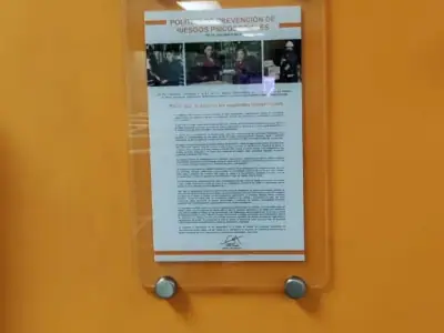 Acrílico con impresión en espejo montado en muro