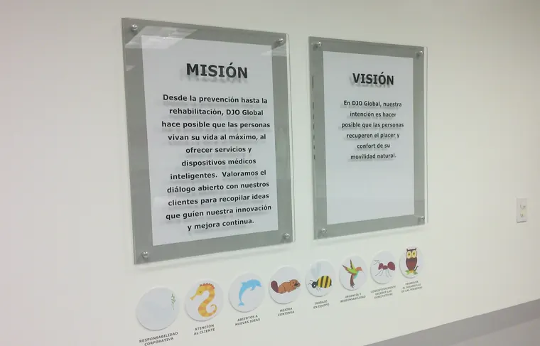 Misión y visión en acrílico sobre muro