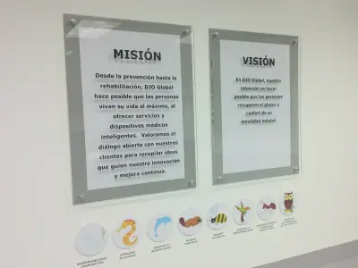 Misión y visión en acrílico sobre muro