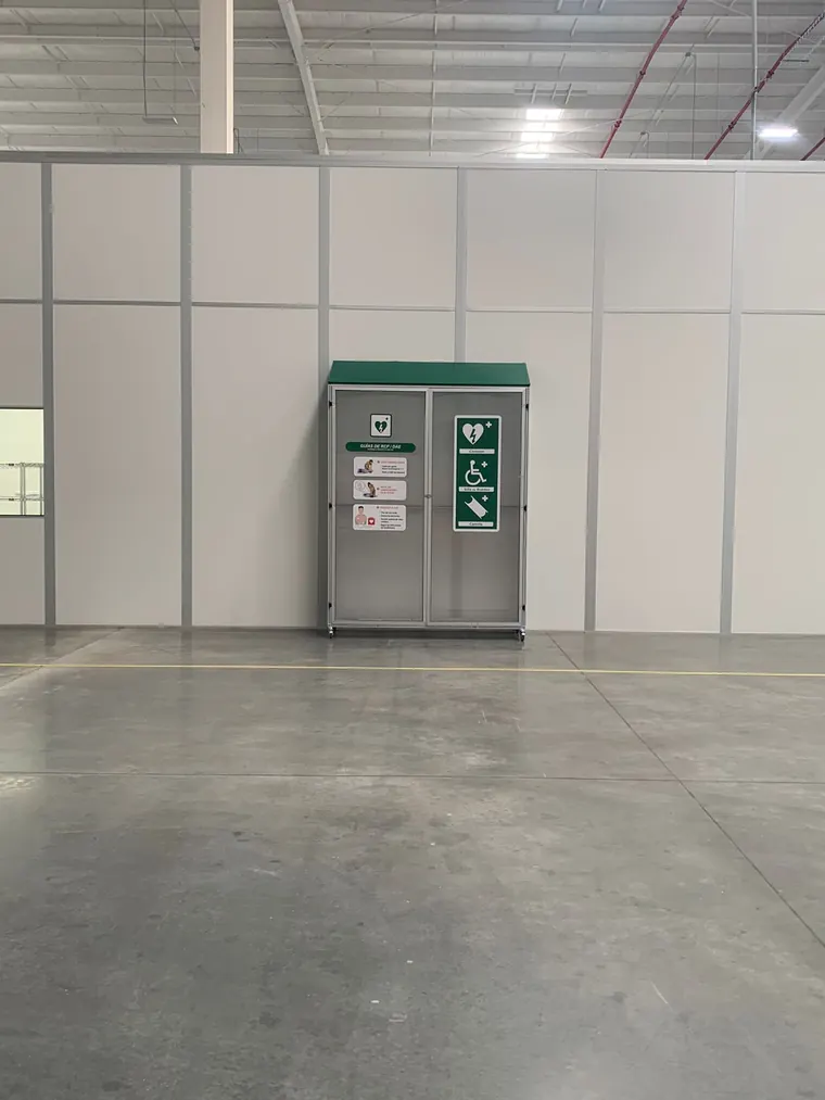 Mampara de acrílico instalada en área común