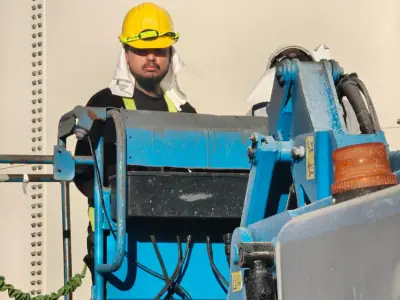 Operador en la canastilla durante una instalación en altura