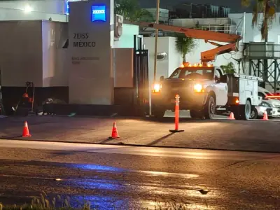Trabajo nocturno en el acceso de ZEISS México, con el área acordonada · ZEISS México
