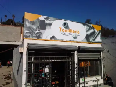 Espectacular de fachada para negocio industrial · Tornillería Industrial Kino