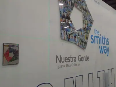 Muro de identidad con letras dimensionales · Smiths