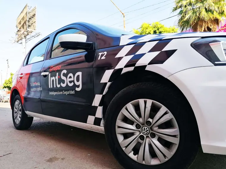 Rotulación deportiva en auto de servicio · Grupo IntSeg