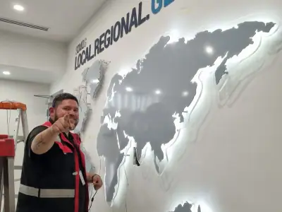 Mapa mundial dimensional en muro de oficina · xpd global