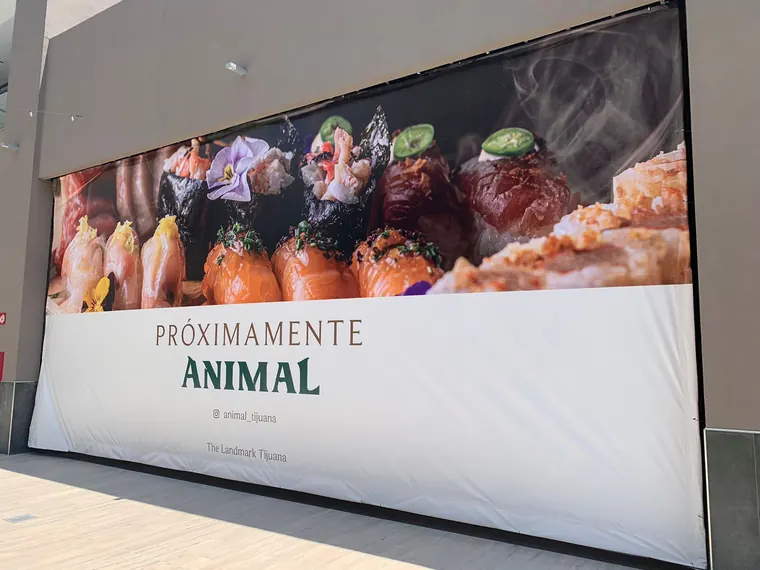 Lona de próxima apertura en local comercial
