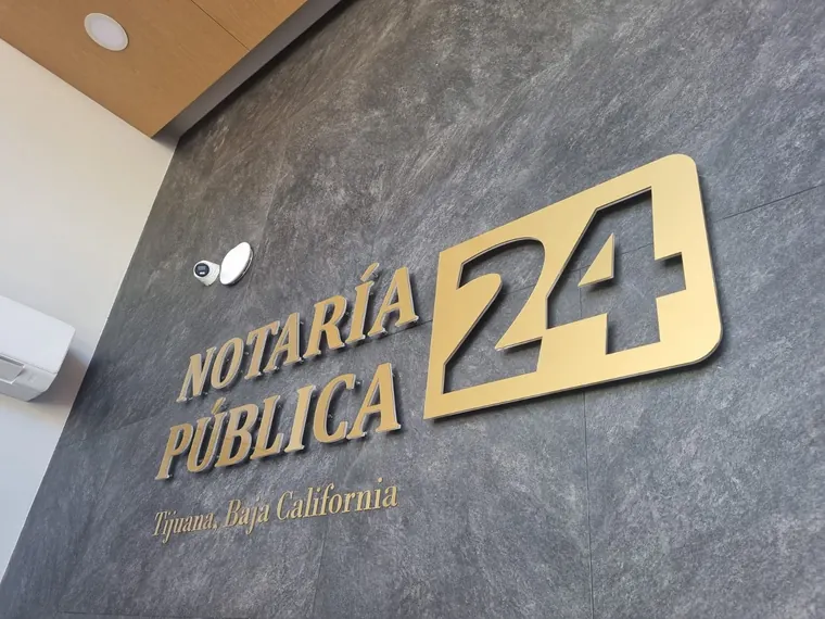 Letrero de acceso en acabado dorado · Notaría Pública 24