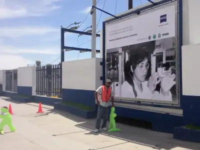 Lona de obra instalada en valla perimetral