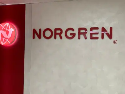 Logotipo de marca en muro de planta · IMI Norgren