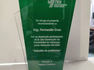 Reconocimiento en acrílico verde con grabado