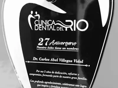 Reconocimiento de acrílico con silueta, grabado pieza por pieza · Clínica Dental del Río