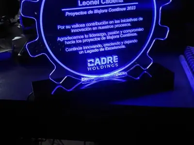 Reconocimiento con grabado retroiluminado