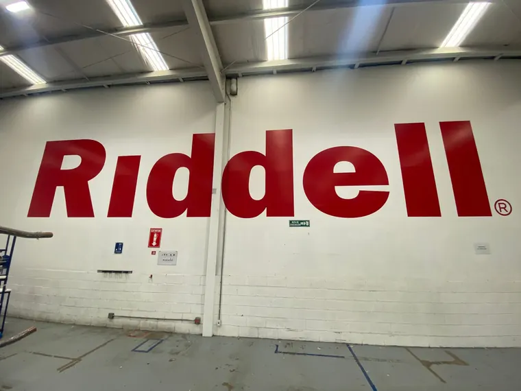 Vinil de muro con imagen de marca · Riddell