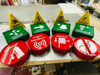 Lote de señales de seguridad en producción