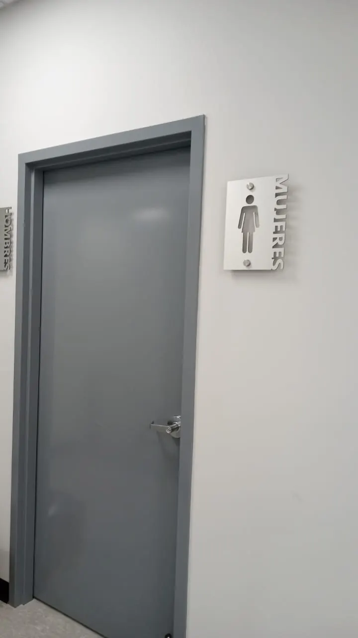 Identificación de puerta y acceso en área de planta
