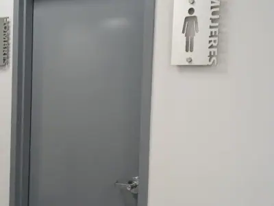 Identificación de puerta y acceso en área de planta