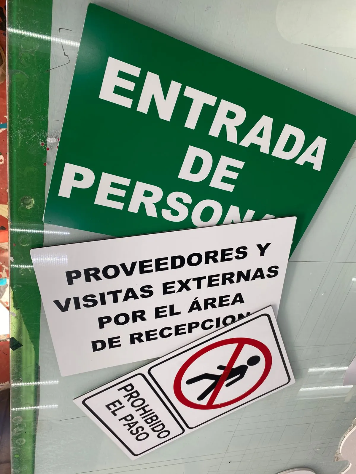 Señales de acceso para personal y proveedores