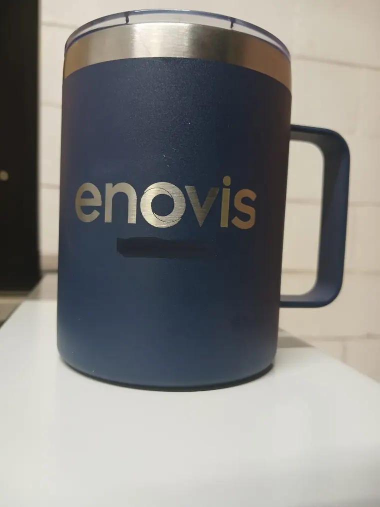 Taza grabada para programa interno · Enovis