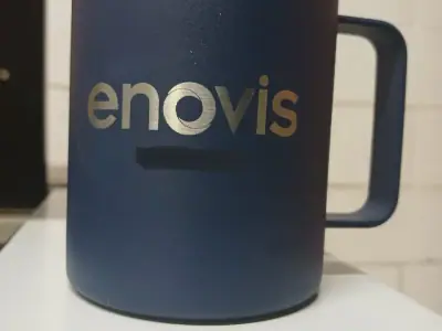 Taza grabada para programa interno · Enovis