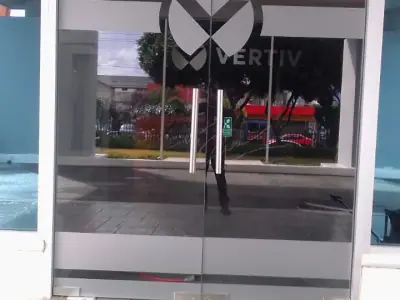 Identificación de puertas en planta · Vertiv